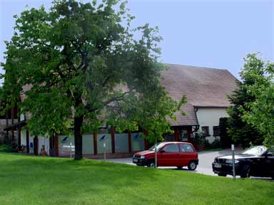 ErgoAlm - Ergotherapie & Legasthenie/Dyskalkulie Veitsbronn bei F&uuml;rth - Aussenansicht vorne mit Parkpl&auml;tzen